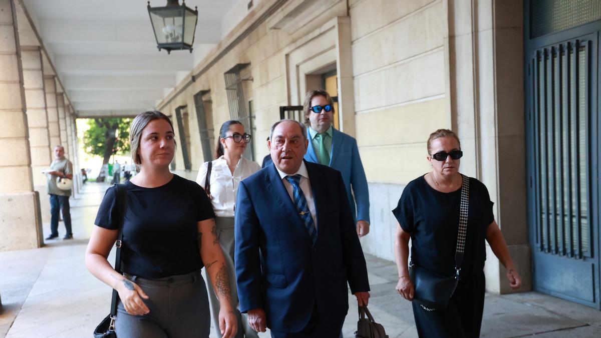 La madre de la bebé quemada en Sevilla, Andrea Burdalo, y el letrado responsable de la acusación particular, Agustín Santana, a su llegada a los juzgados en Sevilla