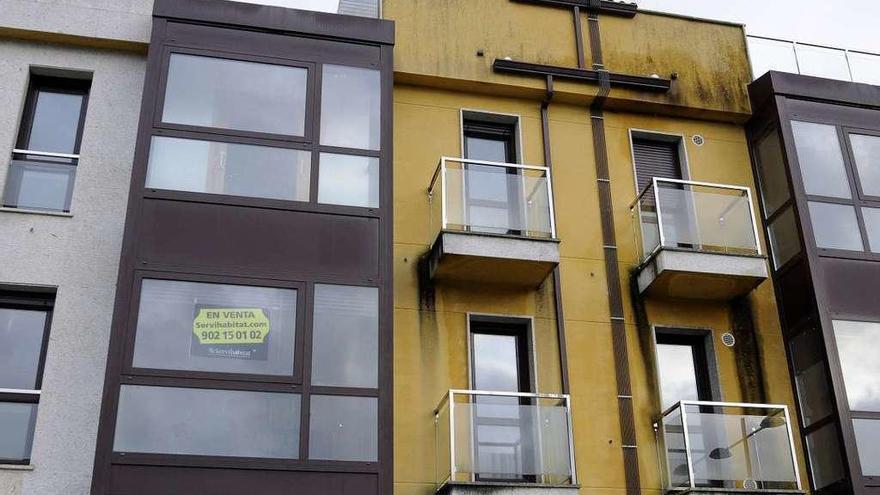 Bloque de viviendas en venta en un edificio en la zona de A Corredoira. // Bernabé/Javier Lalín