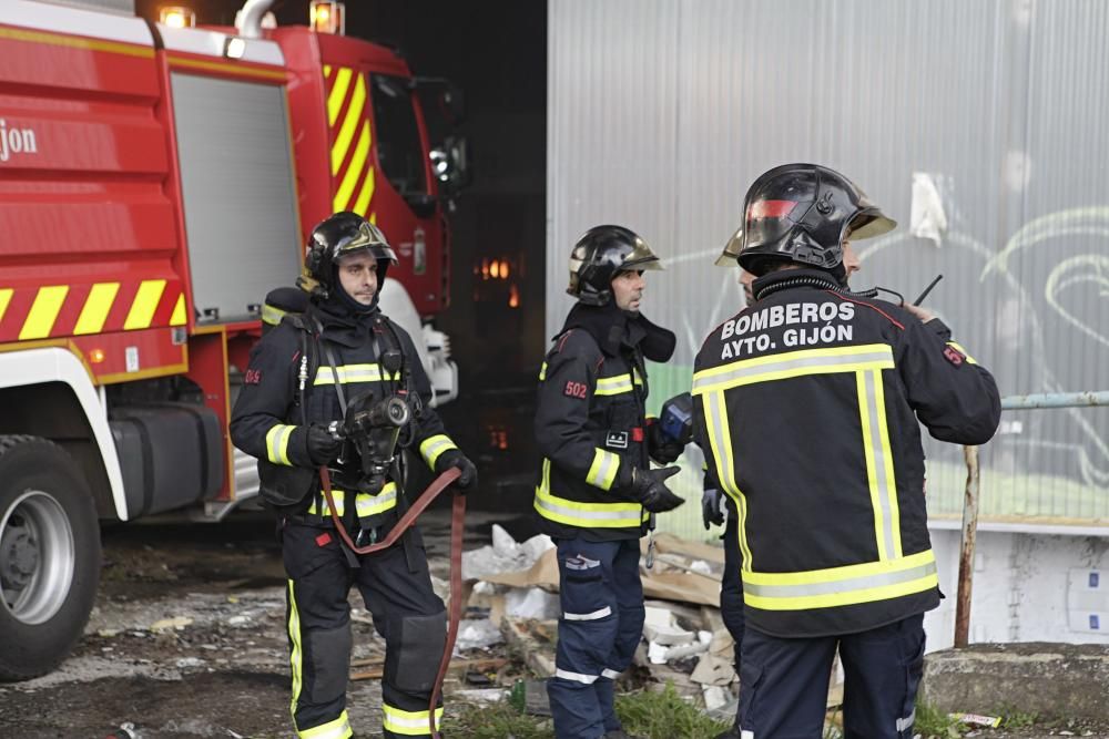 Arde una nave industrial abandonada en un polígono de Gijón