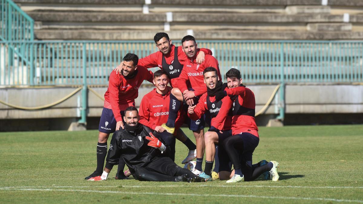 Jugadores del Córdoba CF en la Ciudad Deportiva, tras un ejercicio de entrenamiento.