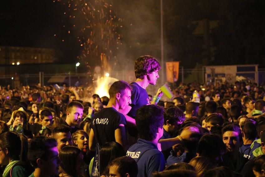 Cientos de zamoranos se reúnen en torno al fuego y