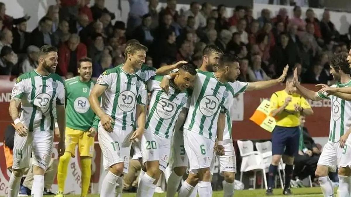 Los jugadores del Córdoba CF celebran uno de sus goles en Anduva en 2016, en el triunfo que los metió en su último 'playoff'.