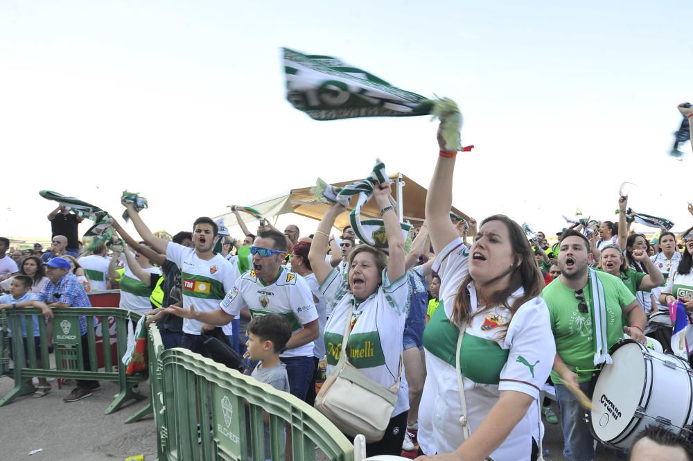 Unos mil aficionados ven el triunfo del Elche en pantalla gigante junto al estadio Martínez Valero