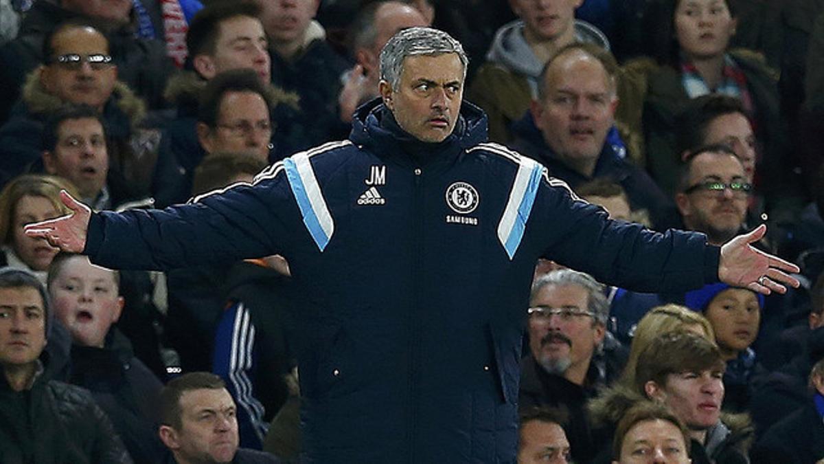 José Mourinho gesticula durante un partido contra el Liverpool en Stamford Bridge