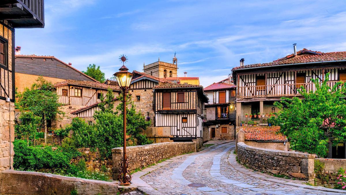 Este municipio de Salamanca es un verdadero tesoro de la arquitectura popular y el primer municipio de España en ser declarado Conjunto Histórico-Artístico en 1940.