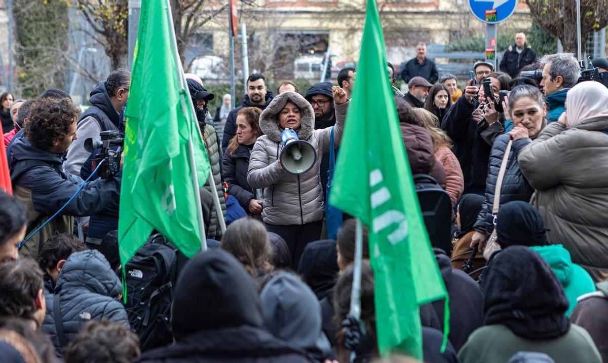 Yuli Arévalo dirigint-se als activistes mobilitzats un cop s'ha aturat el llançament