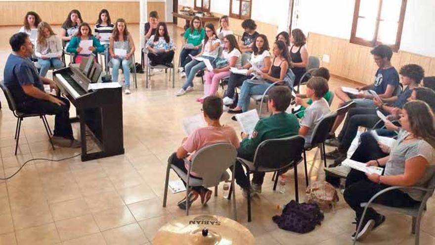 Jóvenes participantes en el taller ´Oh Happy Weekend´ impartido por Joan Laínez.