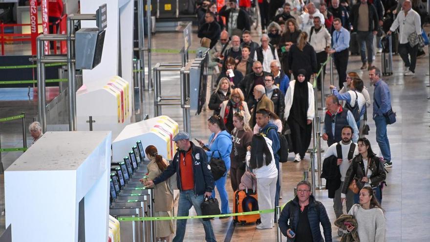 La mitad de los 2.558 asientos nuevos del aeropuerto Alicante-Elche tendrán conexión para móviles y portátiles