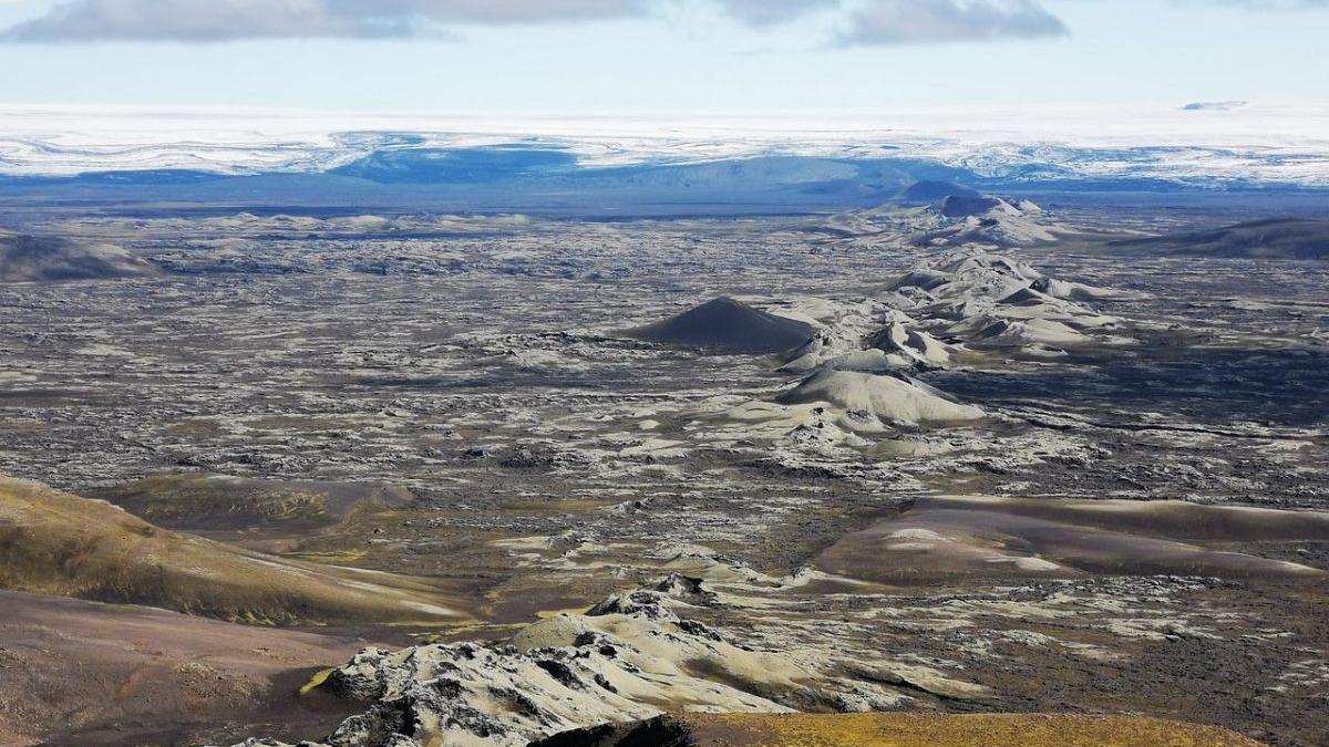 La tectónica de placas permite explicar una amplia variedad de características y acontecimientos geológicos.