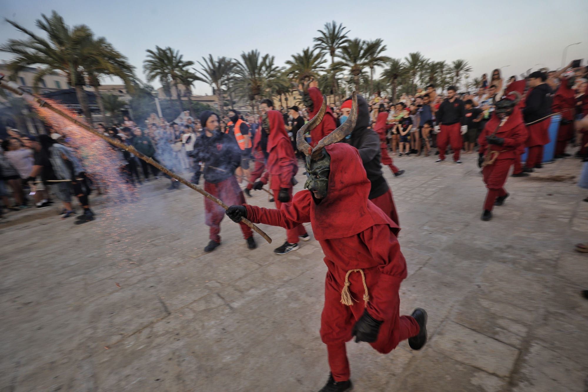 Nit de Sant Joan en Palma: Correfoc en el Parc de la Mar