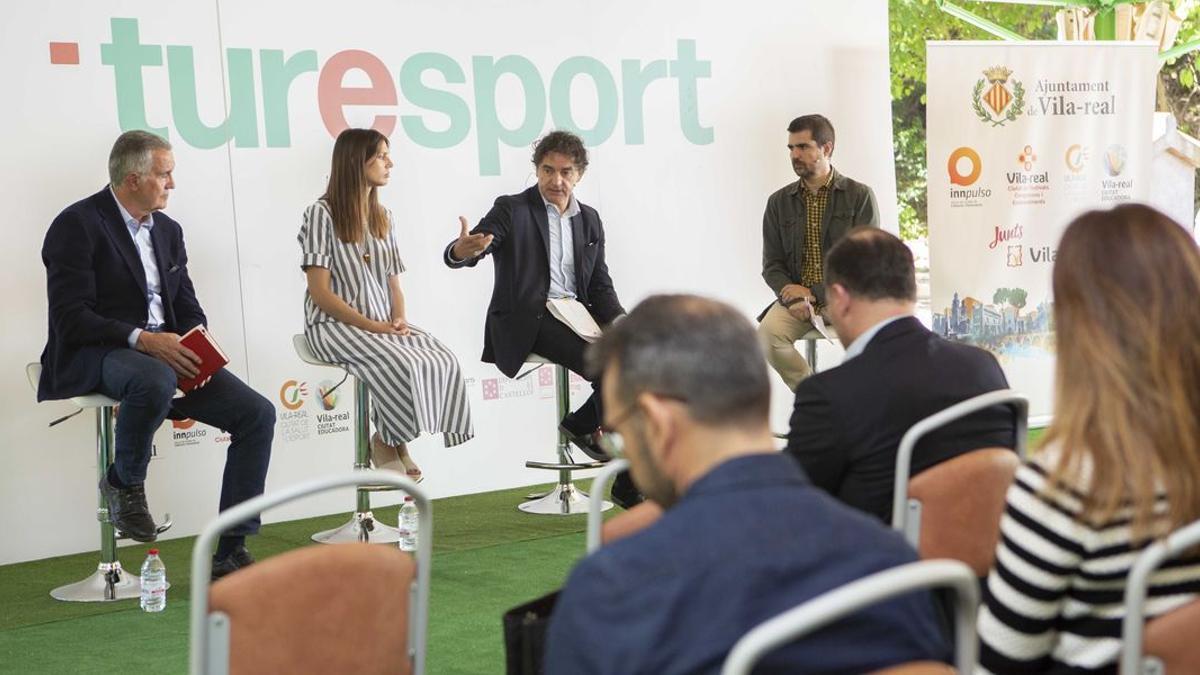 El secretario autonómico de Turisme, Francesc Colomer, participó ayer en una mesa de debate de Turesport junto al jefe del Servei Municipal d'Esports de Vila-real, José Ramón Cantavella; y la responsable de Relaciones Externas del Villarreal CF, Paloma Masó.
