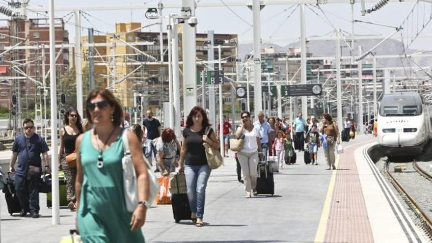 Un grupo de pasajeros se dirige al vestíbulo de la estación-término de Alicante tras llegar en un AVE a la capital de la provincia.
