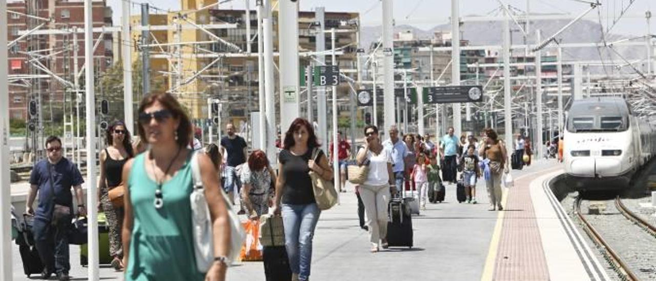 Un grupo de pasajeros se dirige al vestíbulo de la estación-término de Alicante tras llegar en un AVE a la capital de la provincia.