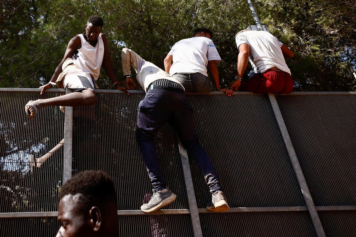 Lampedusa, colapsa tras la llegada de 6.000 inmigrantes en 24 horas