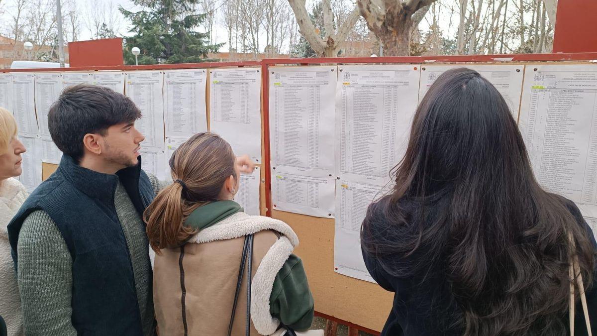 Opositores antes de entrar al examen MIR.