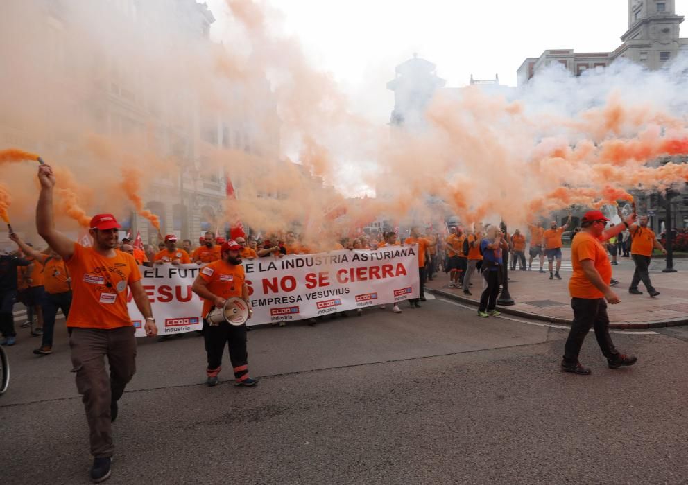 Los trabajadores de Vesuvius marchan a pie desde la fábrica de Riaño hasta la Junta