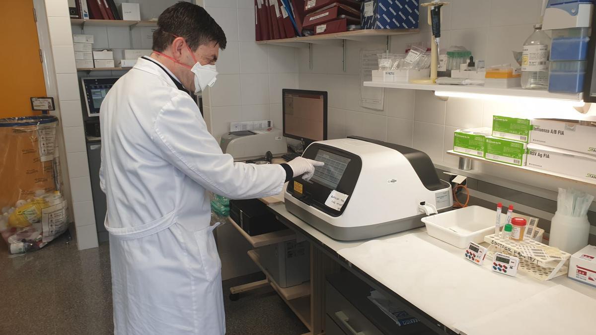 Germán Bou, jefe de Microbiología del Chuac, en el laboratorio durante la crisis del coronavirus.