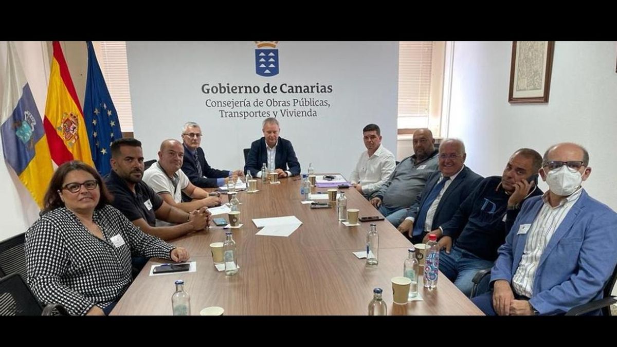 Una de las reuniones mantenidas por Franquis, al fondo, con los transportistas.