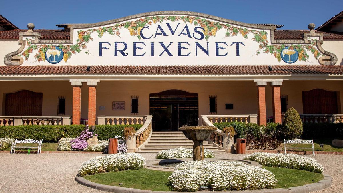 La fachada de las cavas Freixenet, en Sant Sadurní d'Anoia