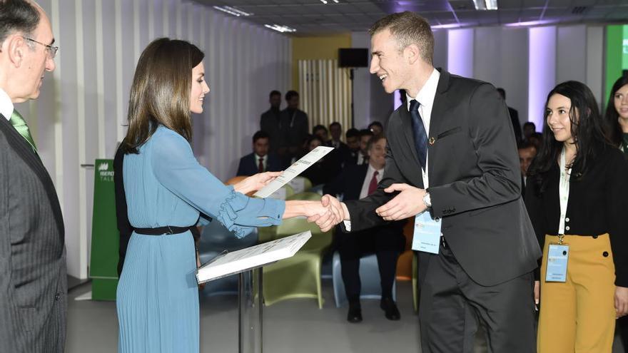 Alejandro Marín recibe la beca de manos de la Reina Letizia.