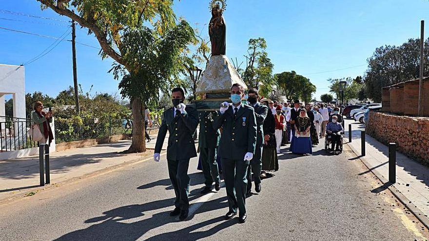 Un momento de la procesión en la avenida de la Mola.