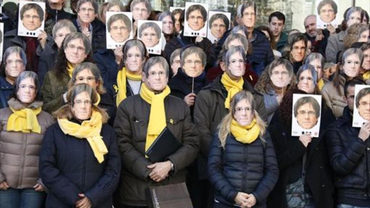 MISTERIO 3Puigdemont colgó ayer en Instagram una foto de los alrededores del Parlament. La 'exconsellera' Serret insinuó en Twitter que otros deberían sacrificarse y dejar el escaño como ella, y su pareja y diputado Ferran Civit relató su vuelta de B