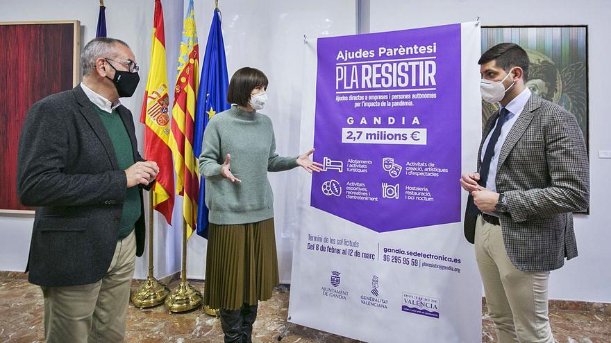 Ferran Martínez, Diana Morant y José Manuel Prieto, instantes antes de explicar las ayudas Parèntesi del Pla Resistir. | ÀLEX OLTRA