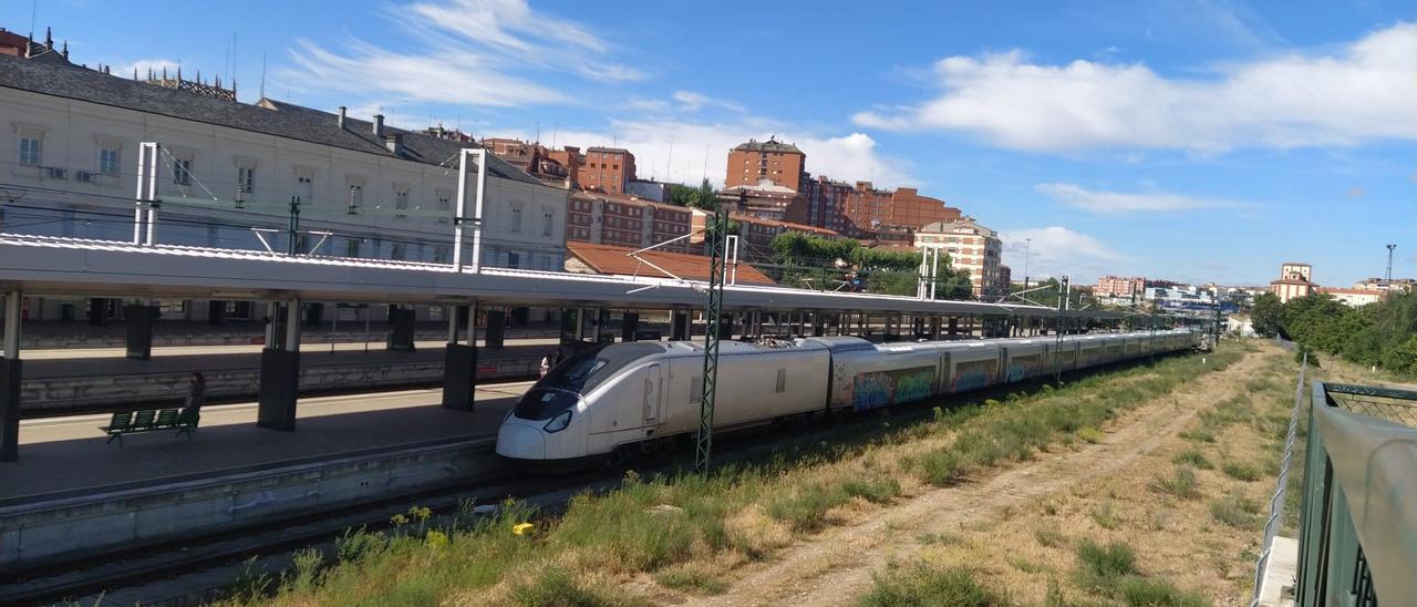 Tren Avril en pruebas apartado en la estación de Zamora