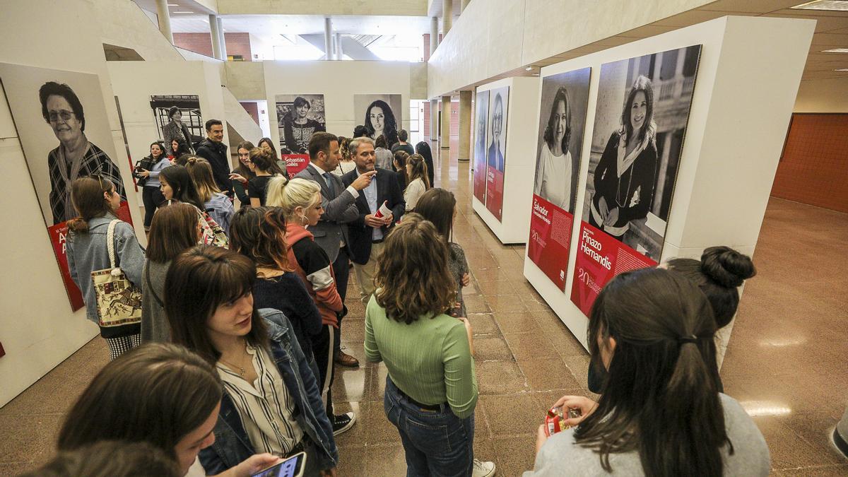 Una exposición sobre mujeres en la UMH en imagen de archivo