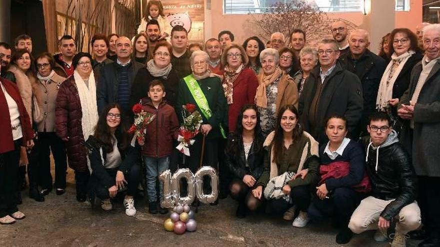 Dos coruñesas celebran los cien años de vida rodeadas de sus familiares