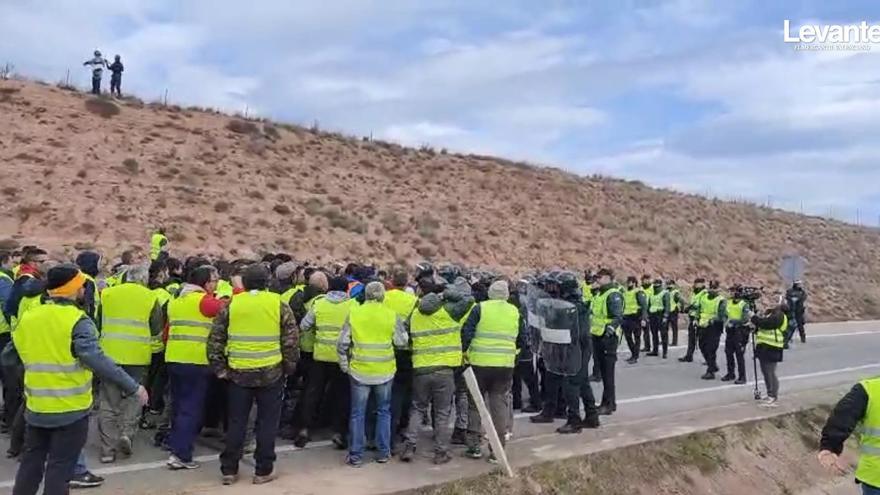 Tensión entre policía y agricultores en Utiel por los cortes en la A-3