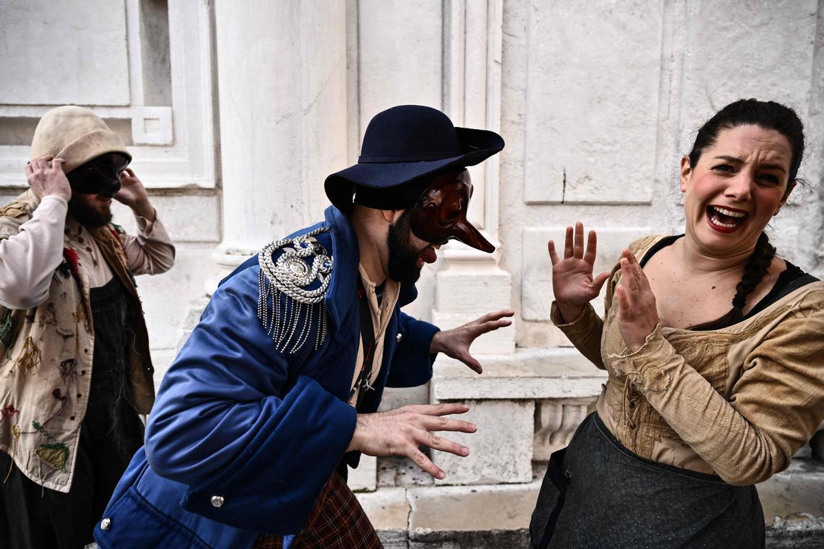 Trajes tradicionales desfilan durante el carnaval de Venecia