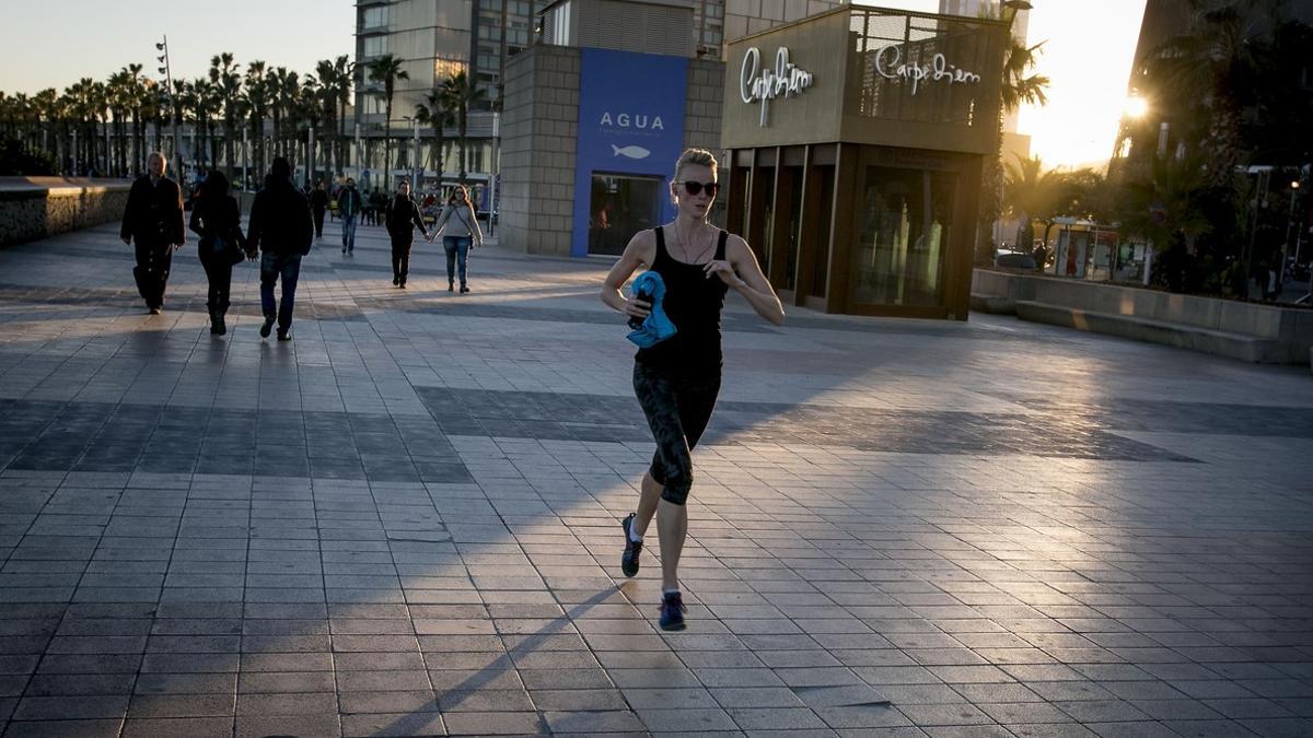 Una mujer corre por el Paseo Marítim