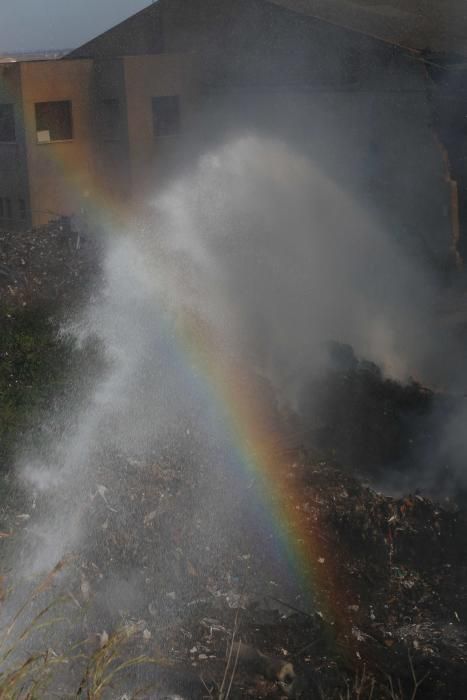 Gran incendio en una planta abandonada de reciclaje en Sollana