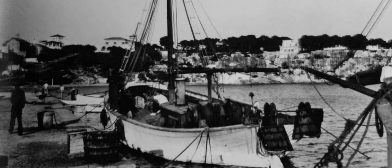El patrón mayor de la Confraria de Pescadors de Porto Cristo, ahora en Cala Bona. A la derecha &#039;Vicenta&#039;, una de las históricas embarcaciones porteñas.