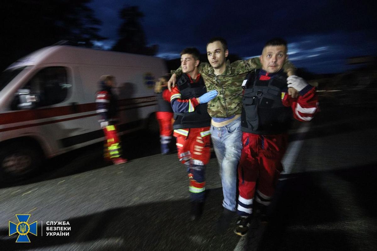 Chernihiv Region (Ukraine), 22/09/2022.- A handout photo made available by the Press Service of the Security Service of Ukraine (SBU) on 22 September 2022 shows a Ukrainian prisoner of war (2-R) assisted by medical personnel after their exchange, in the Chernihiv region, Ukraine. Ukraine has returned 215 prisoners from Russian captivity, including Mariupol’s Azovstal steel plant fighters, who spent months defending the steel plant and surrendered in May during the Russian siege, according to Ukraine’s Presidential Administration. (Rusia, Ucrania) EFE/EPA/SECURITY SERVICE OF UKRAINE HANDOUT -- MANDATORY CREDIT: SECURITY SERVICE OF UKRAINE -- HANDOUT EDITORIAL USE ONLY/NO SALES