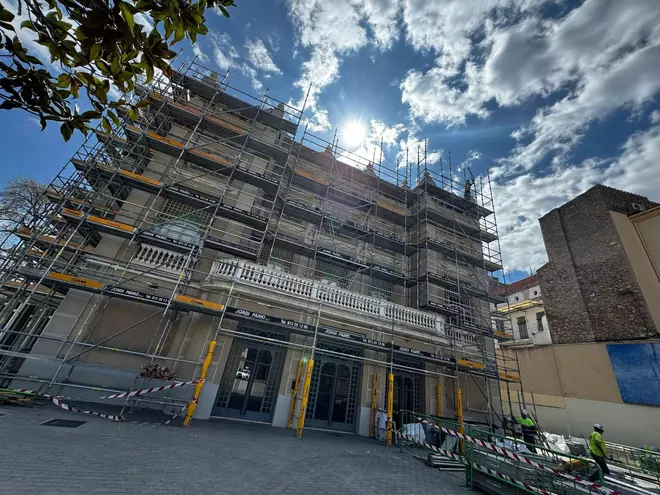IMATGES | En marxa les obres per restaurar la façana i els elements patrimonials del Teatre El Jardí de Figueres