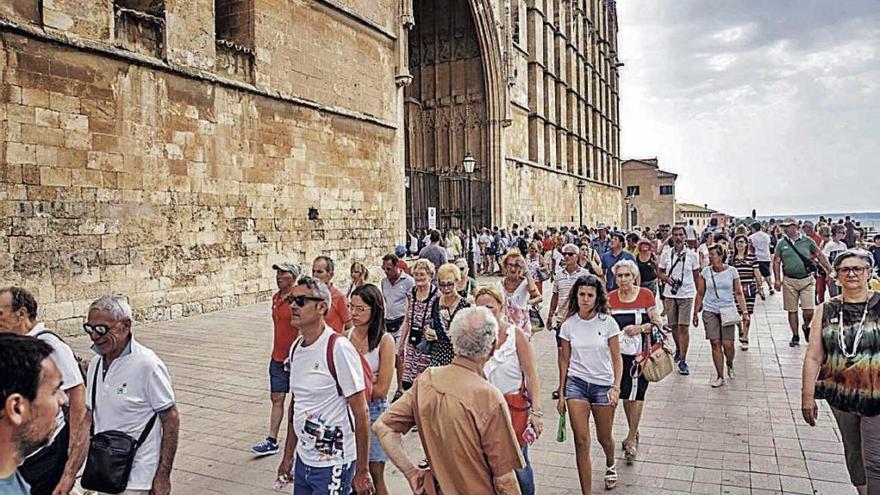 Turistas en la zona del mirador de la catedral de Palma, uno de los puntos más visitados.