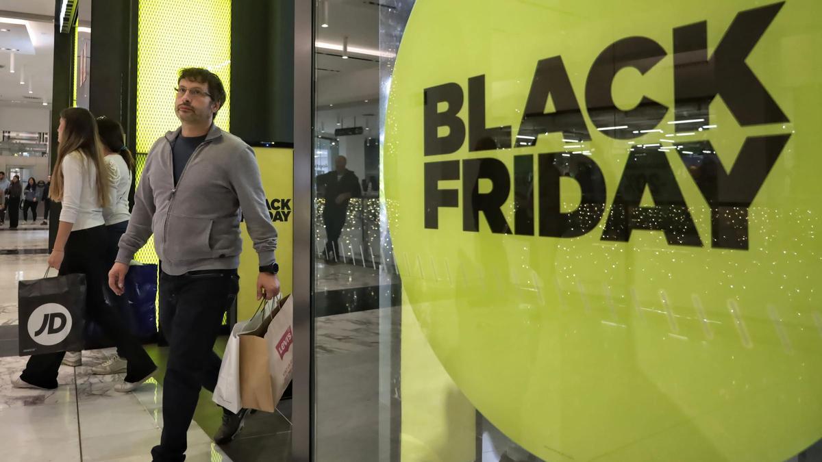 Dos personas salen de un comercio del centro comercial Salera de Castelló durante la pasada edición del Black Friday.