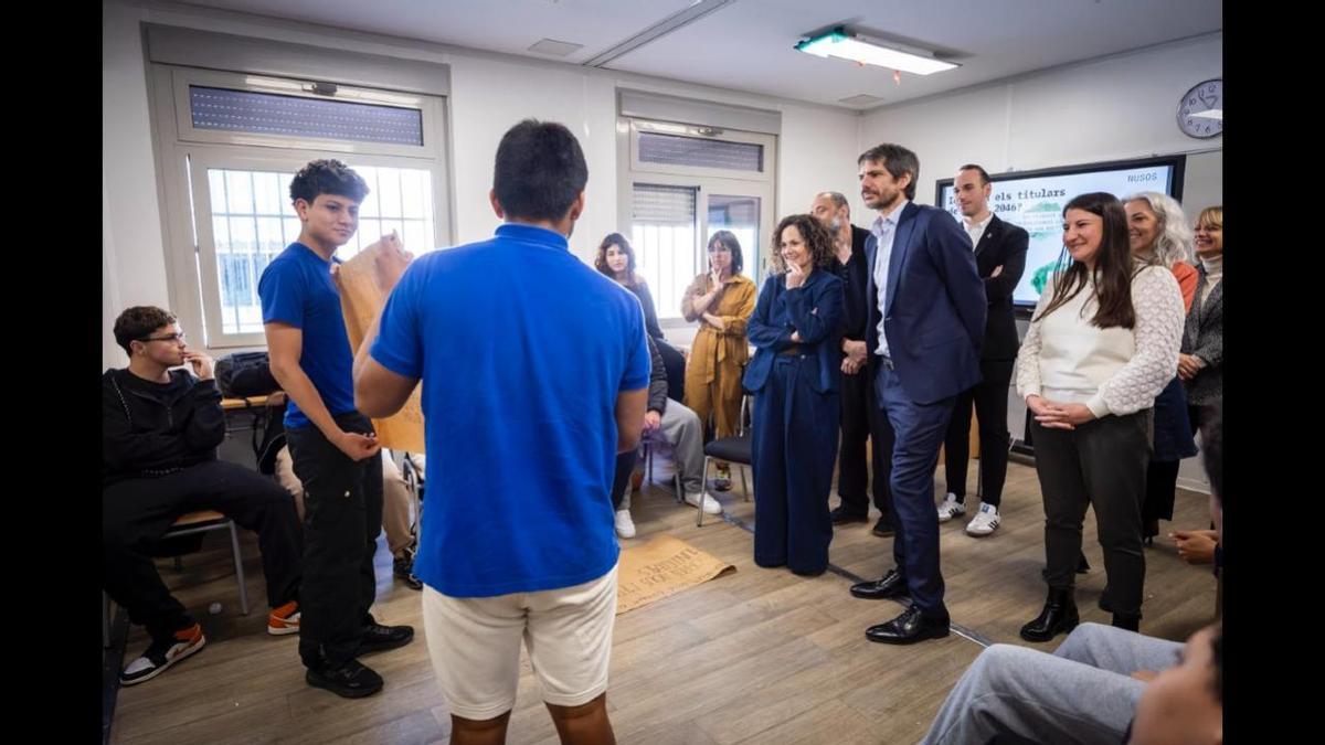 La consellera de Cultura i el ministre de Cultura visiten l’Institut Escola Pere Lliscart de l’Hospitalet de Llobregat per conèixer el seu projecte.