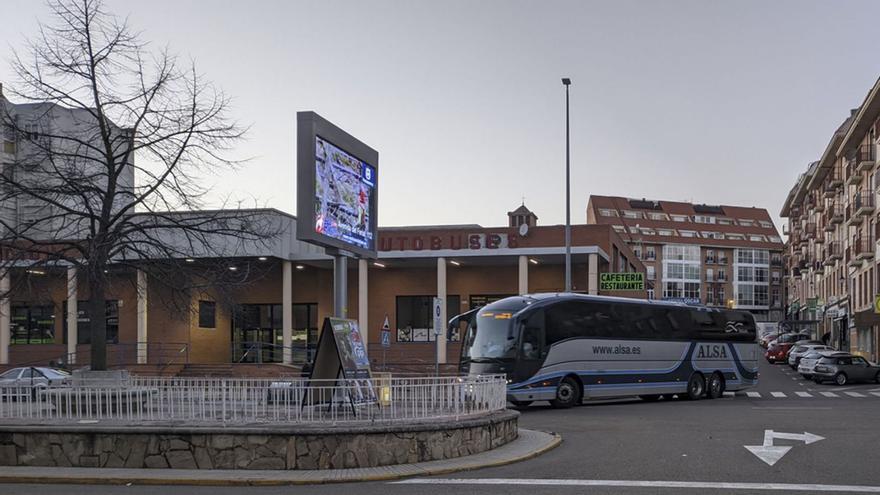 Un autobús abandonando la estación de Benavente.