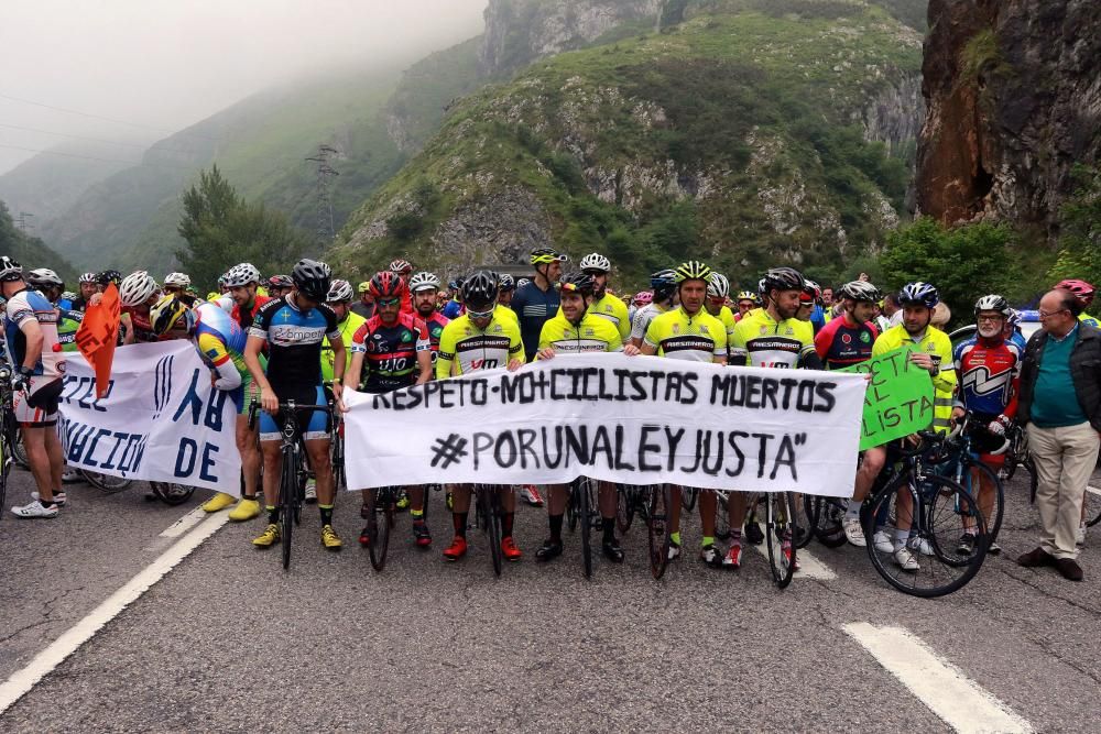 Concentración de ciclistas en los túneles de la vieja carretera de Mieres a Oviedo