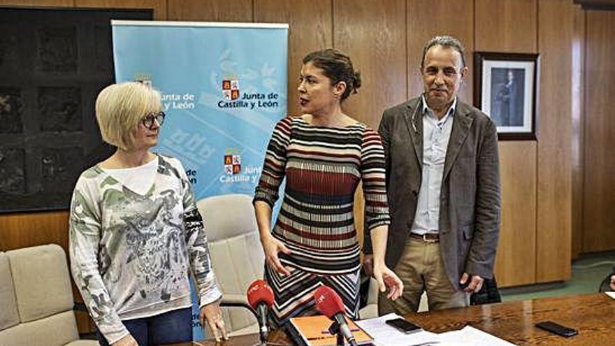 Desde la izquierda: María José Cordero, Clara San Damián y Casto López Cañibano.