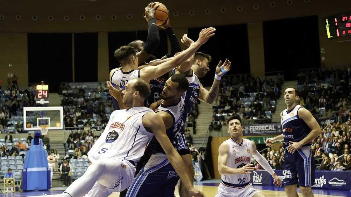 Un lance del juego durante el partido entre el Obradoiro y el Fuenlabrada