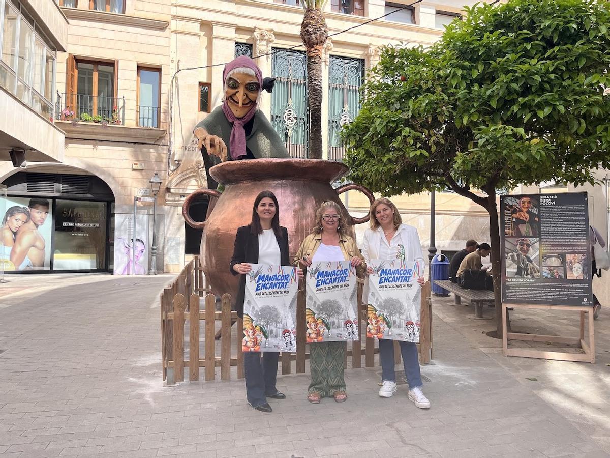 Las autoridades, frente a una de las figuras que se han instalado en el centro de la ciudad.