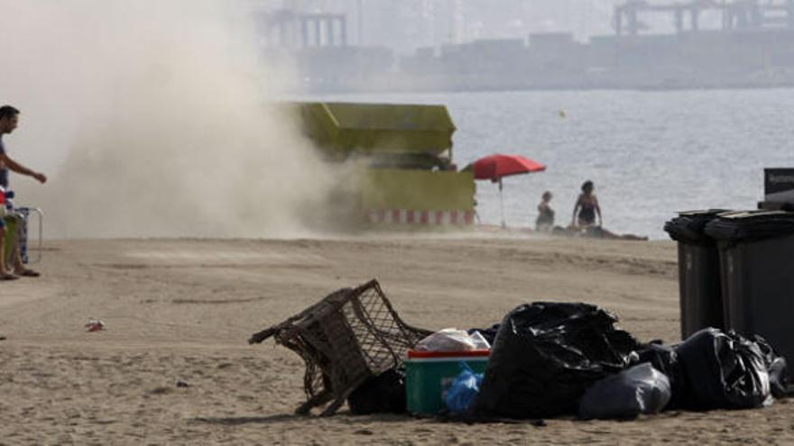 La limpieza de las playas ha provocado muchas quejas este verano por parte de los usuarios.