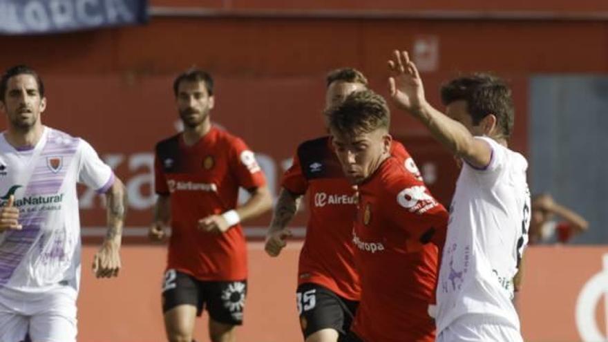 Brandon lucha por el balón, el pasado domingo en Son Moix.