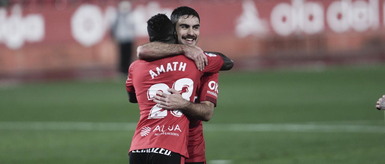 Abdón, sonriente, se abraza a Amath, autor del primer gol rojillo.