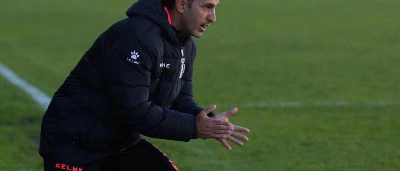 Pablo Lago anima a los suyos durante el partido ante el Oviedo B.