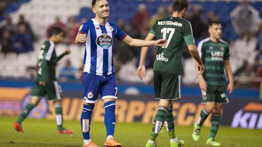 Lucas Pérez se lamenta durante el partido del sábado ante el Betis.